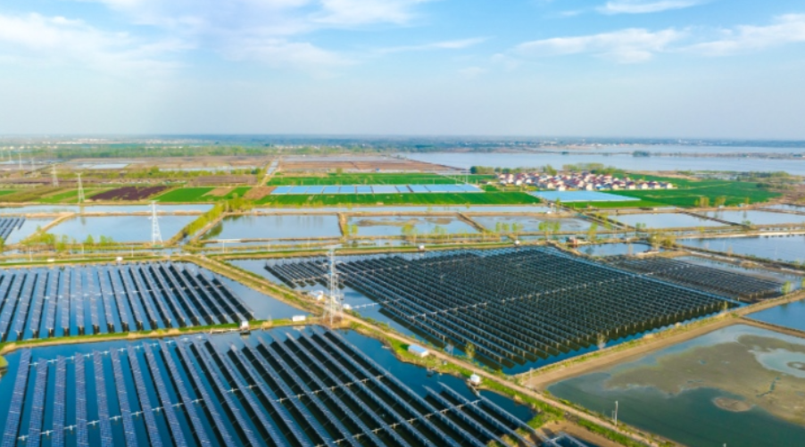 Nhà máy năng lượng mặt trời tích hợp ruộng muối lớn nhất thế giới